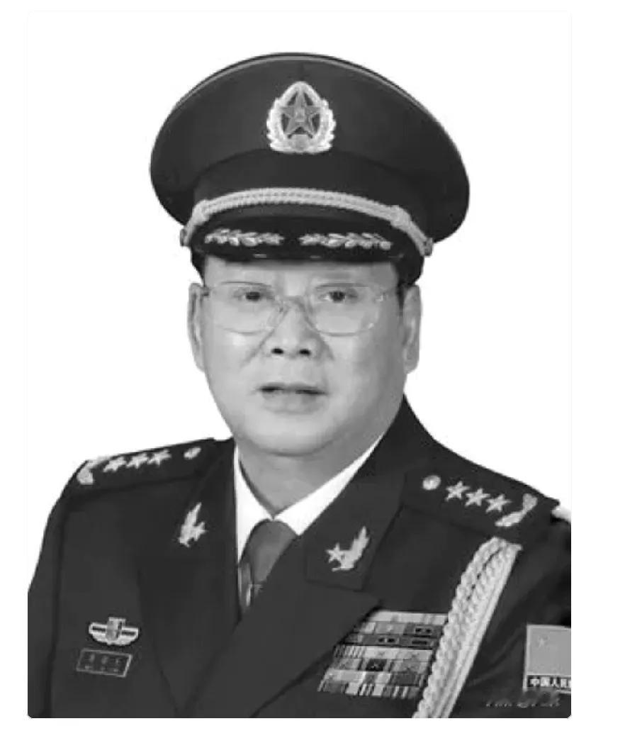 廖将军猝然离世的消息传来，我怔愣许久，久久回不过神。不过日前还在荧幕上见他身着戎