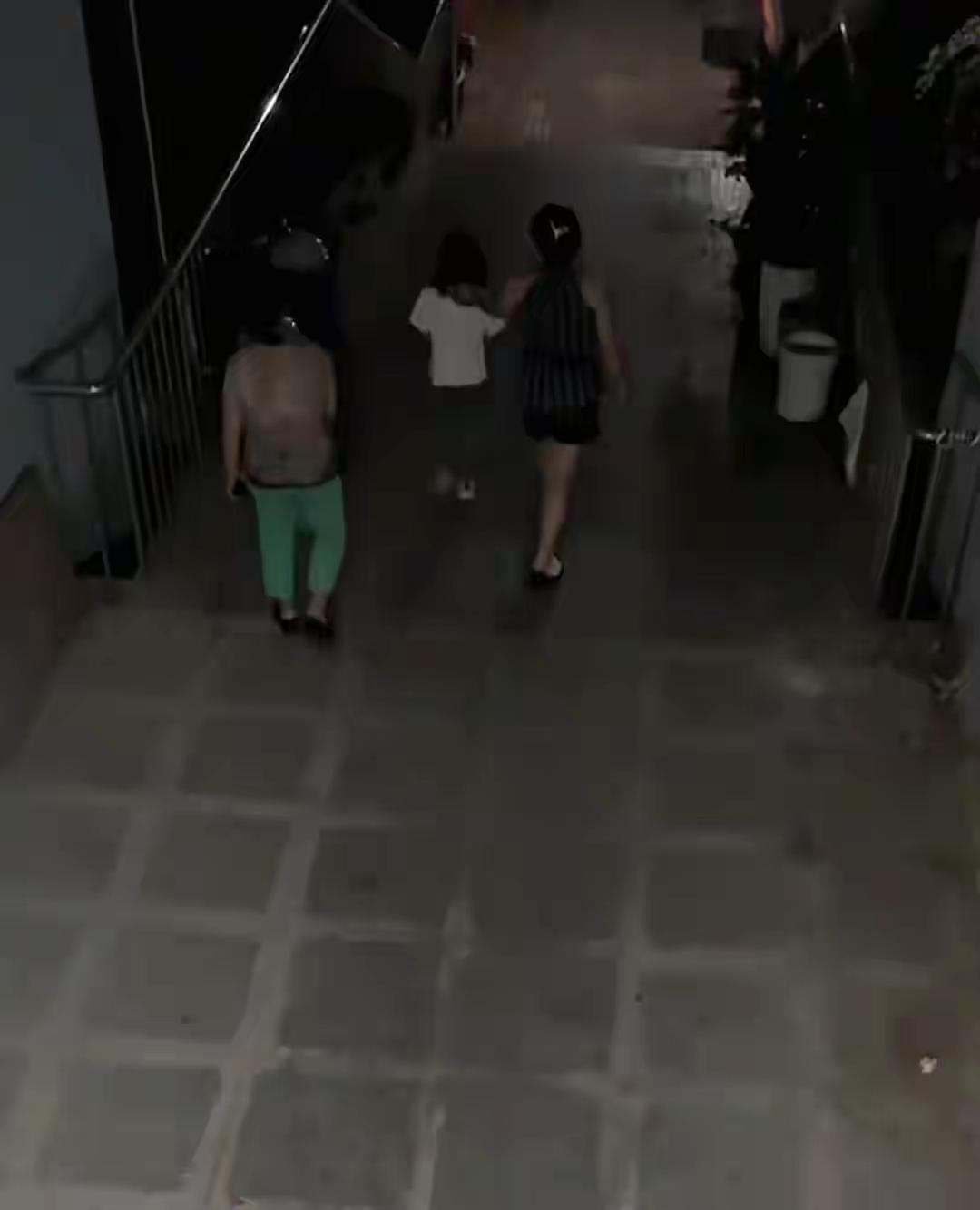 又是一起单亲家庭悲剧[哭哭]重庆一个7岁女孩中秋节上午到同学家去玩，接连两天她爸