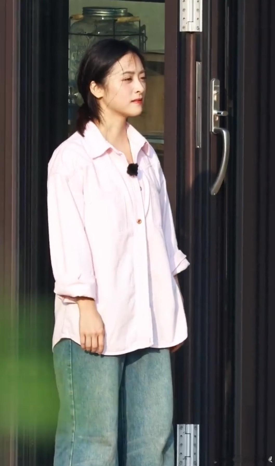 沈月综艺路透，穿的过于随意了，完全没有明星包袱……