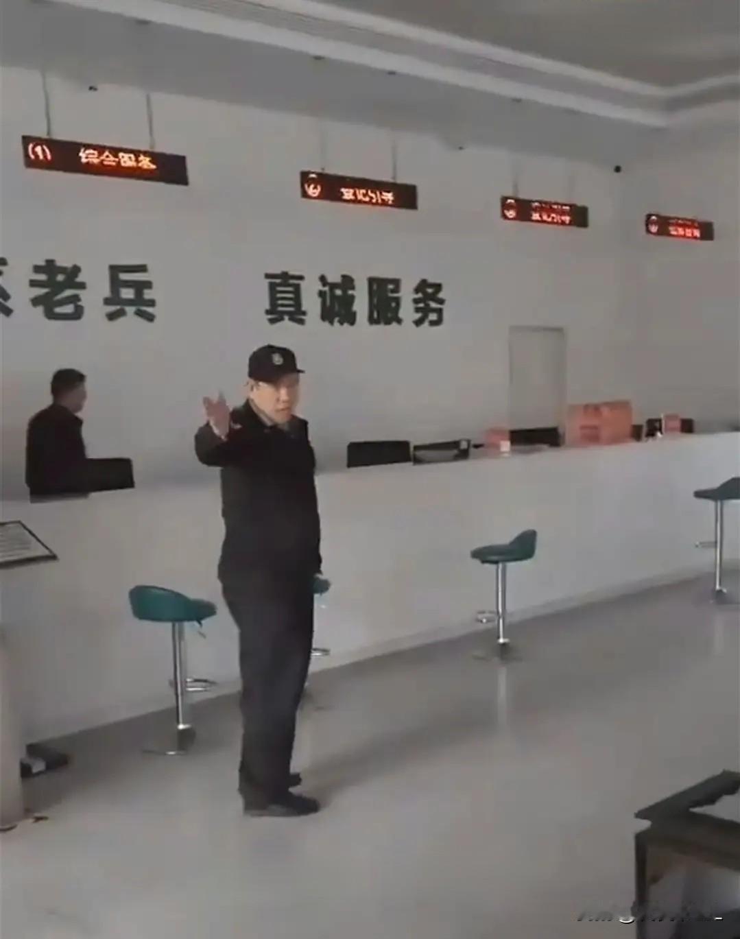 为什么现在有些保安不招人待见？问题往往不在于人坏，而在于做事太死板、太教条。