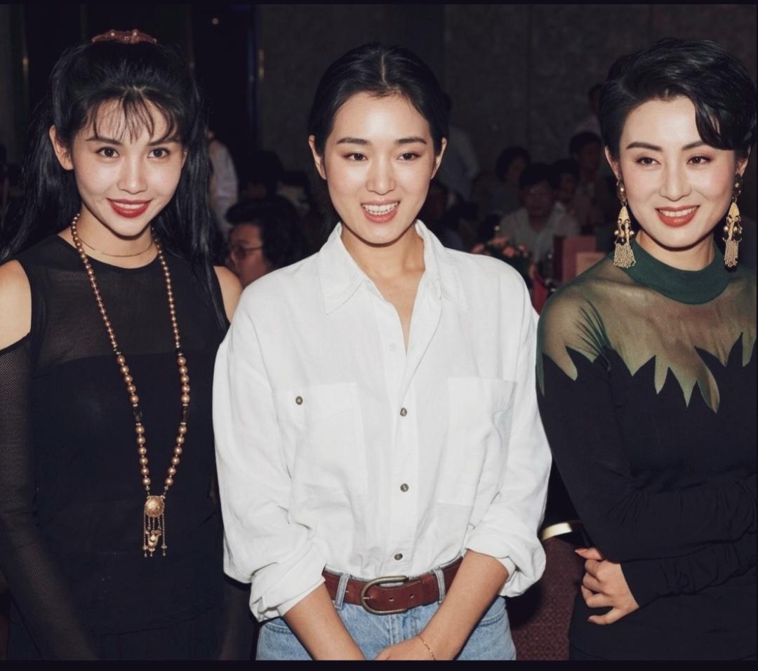 总有人说巩俐不够好看，可是她和谁合照都没被比下去，都很亮眼。巩俐的简单大气甚至把
