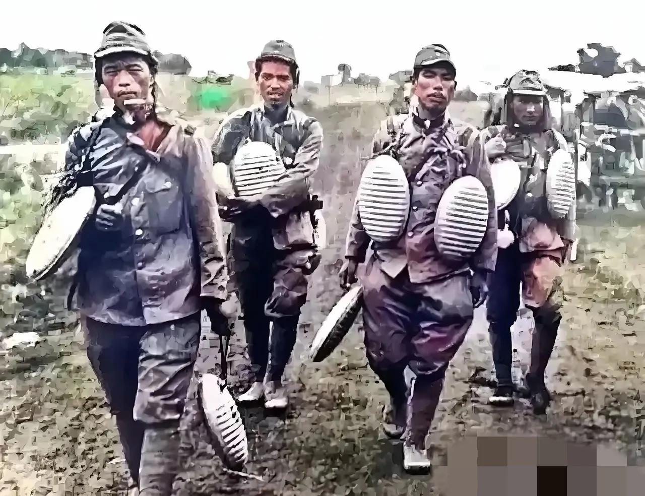 这些日本兵身上背的东西大家认识吗？五六十年代出生的人，应该用过这些东西，尤其是华