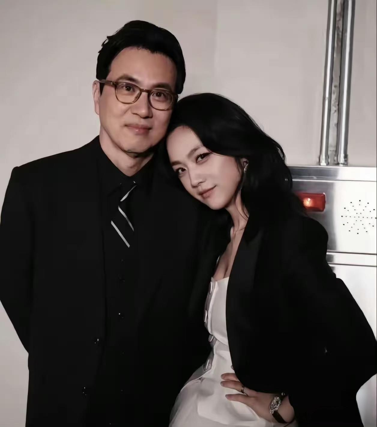 4月29日，汤唯在社交平台晒出一只小马驹照片宣布怀二胎喜讯：“是的，大大的意外，