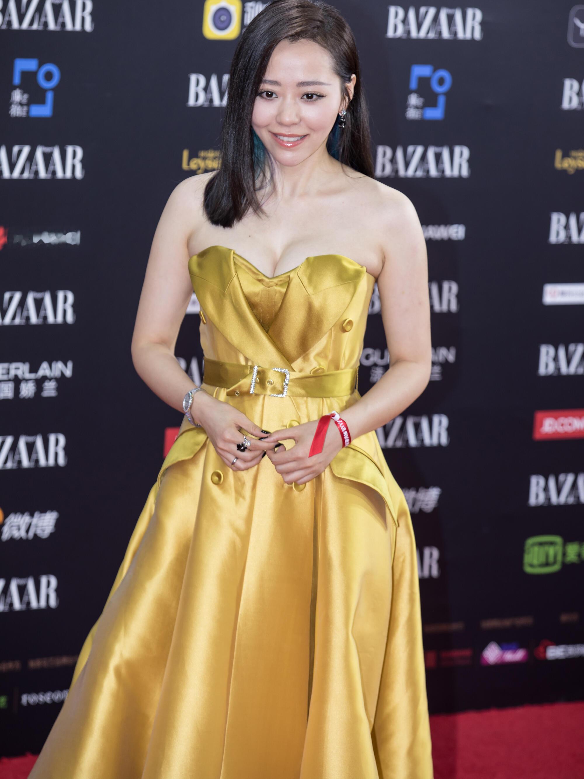 张靓颖明黄色抹胸长裙亮相红毯，明艳动人~﻿﻿​​​