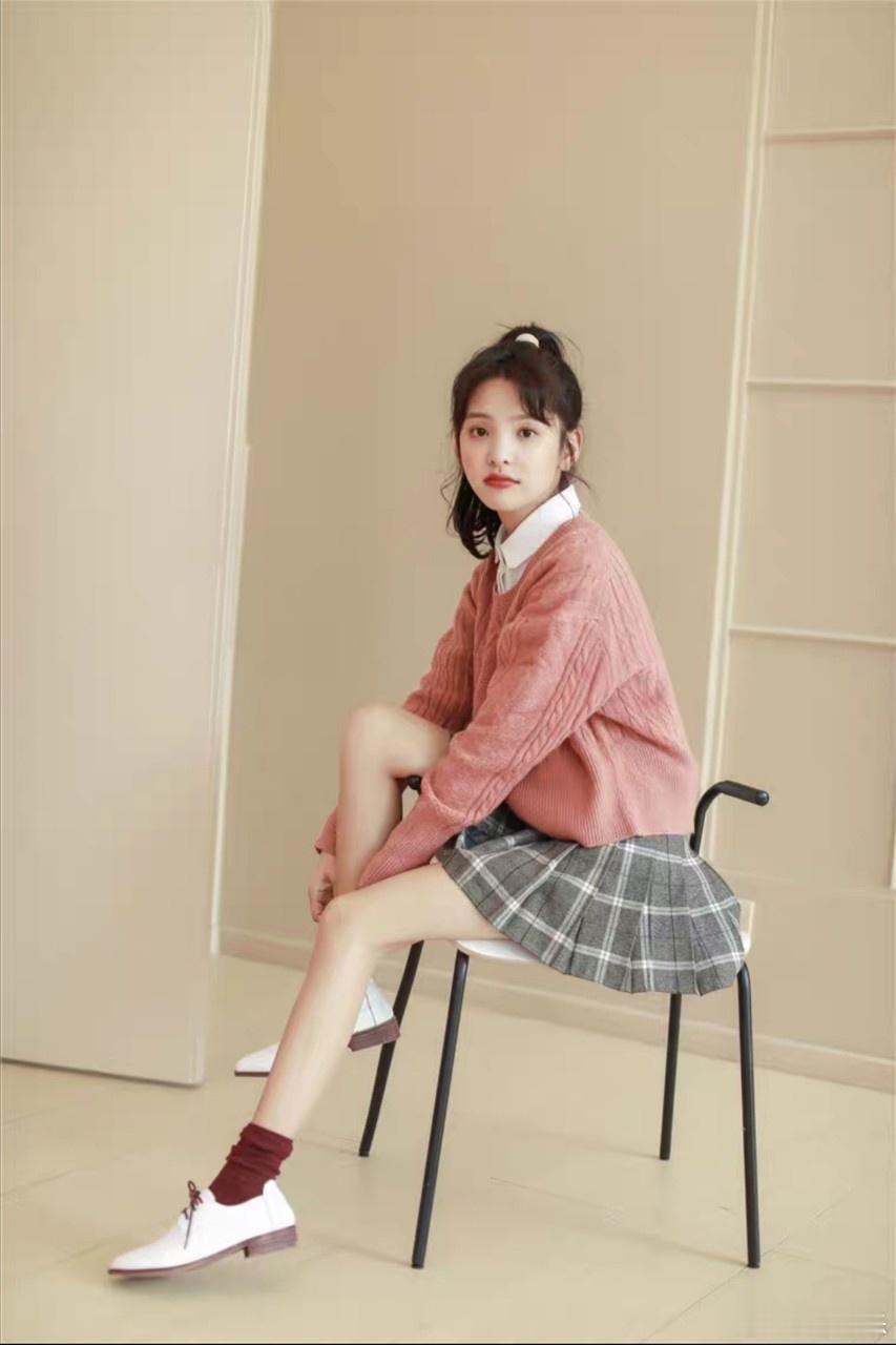 章若楠腿瘦成竹竿章若楠近照曝光，纤细长腿线条流畅纤细似竹竿，优越身形比例超吸睛，