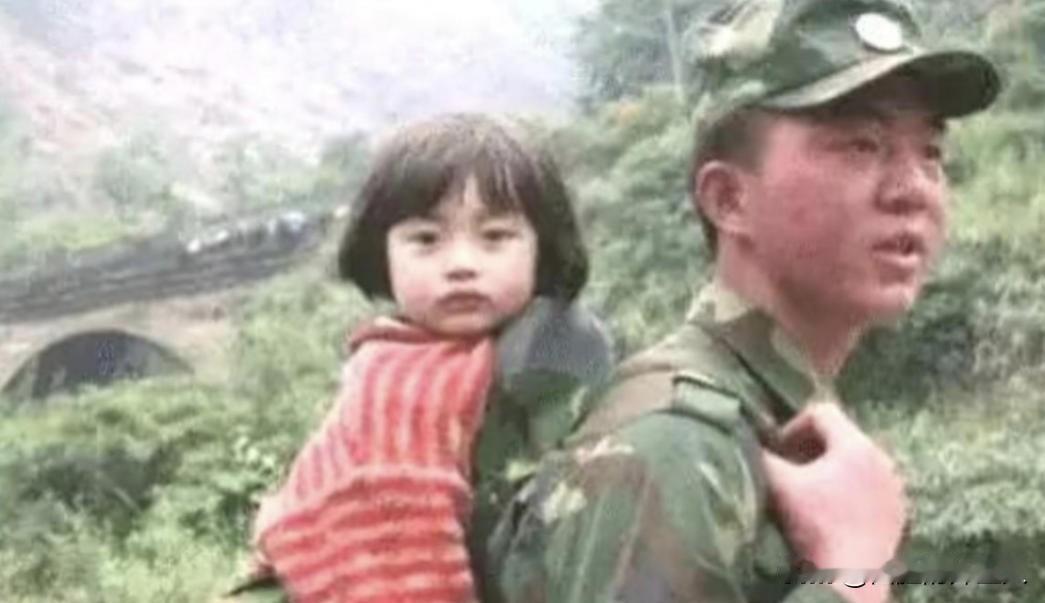 2008年5月12日，22岁的济南军区侦察兵梁智斌在北川中学废墟中徒手刨出10岁