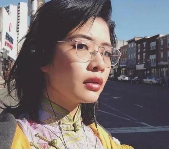 “恨国妖女”许可馨太嚣张！疯狂反华辱骂同胞，放话没人敢动她！改名嫁老外炫耀奢靡生