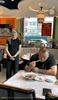 还好大姐反应快，不然服务员肯定要被打了！一大哥去饭店吃饭，菜上来了，让服务员帮