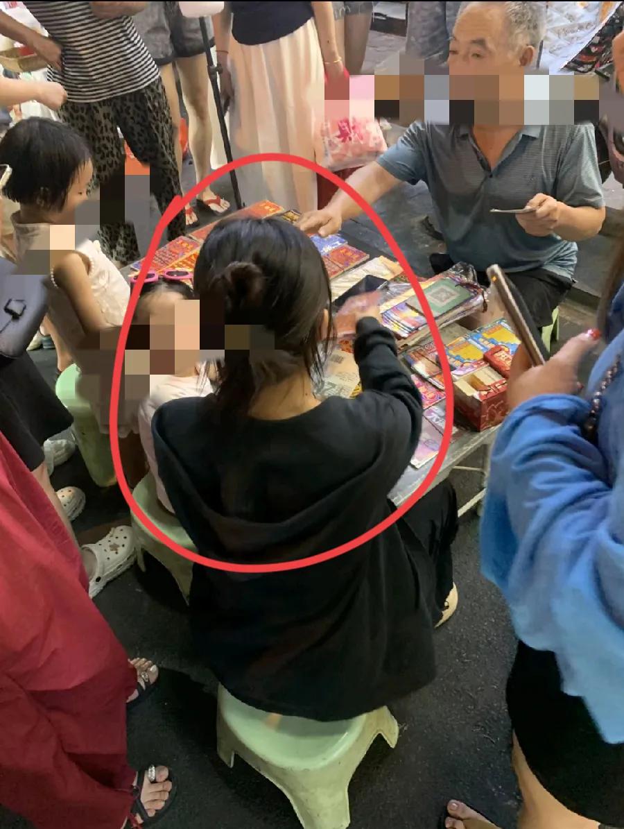 淮北刮刮乐中100万的女子，以及中奖彩票！女子带着两个女儿，目测30岁左右，打扮