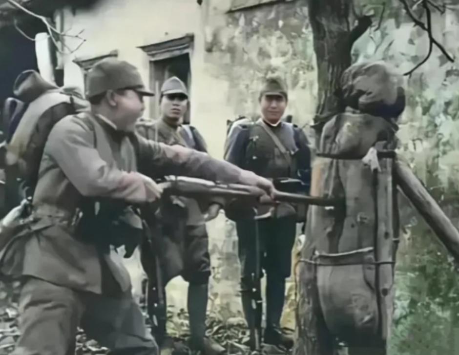 1942年，赵培宪被俘，日军拿他练刺杀，突然他摸到了裤腰带，而且有点松，顿时，他