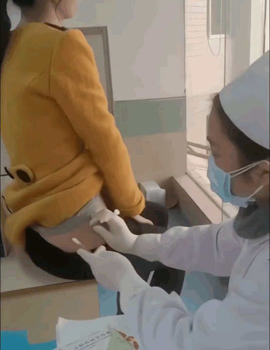 看了半天，原来护士小姐姐是用左手打针的！为啥边打边用棉签摩擦几下旁边呢？看来