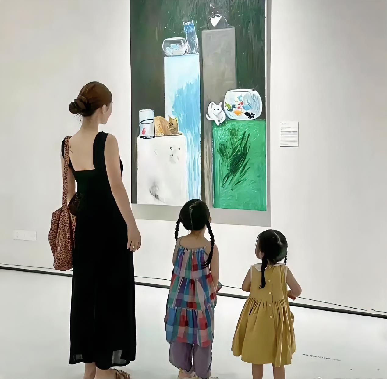 发现一个问题，美女一般都生女儿多。​​​
