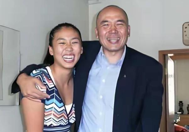 都说郎平是传奇，可她前夫白帆，才是真正深藏不露的“狠人”。当年离婚，房子、女儿