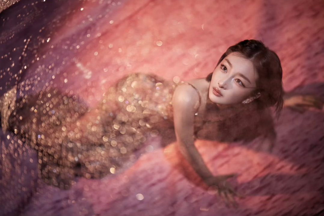 周冬雨短发好萌她接受采访的时候，说话还是那种不紧不慢的调子。不是背稿子的感觉，