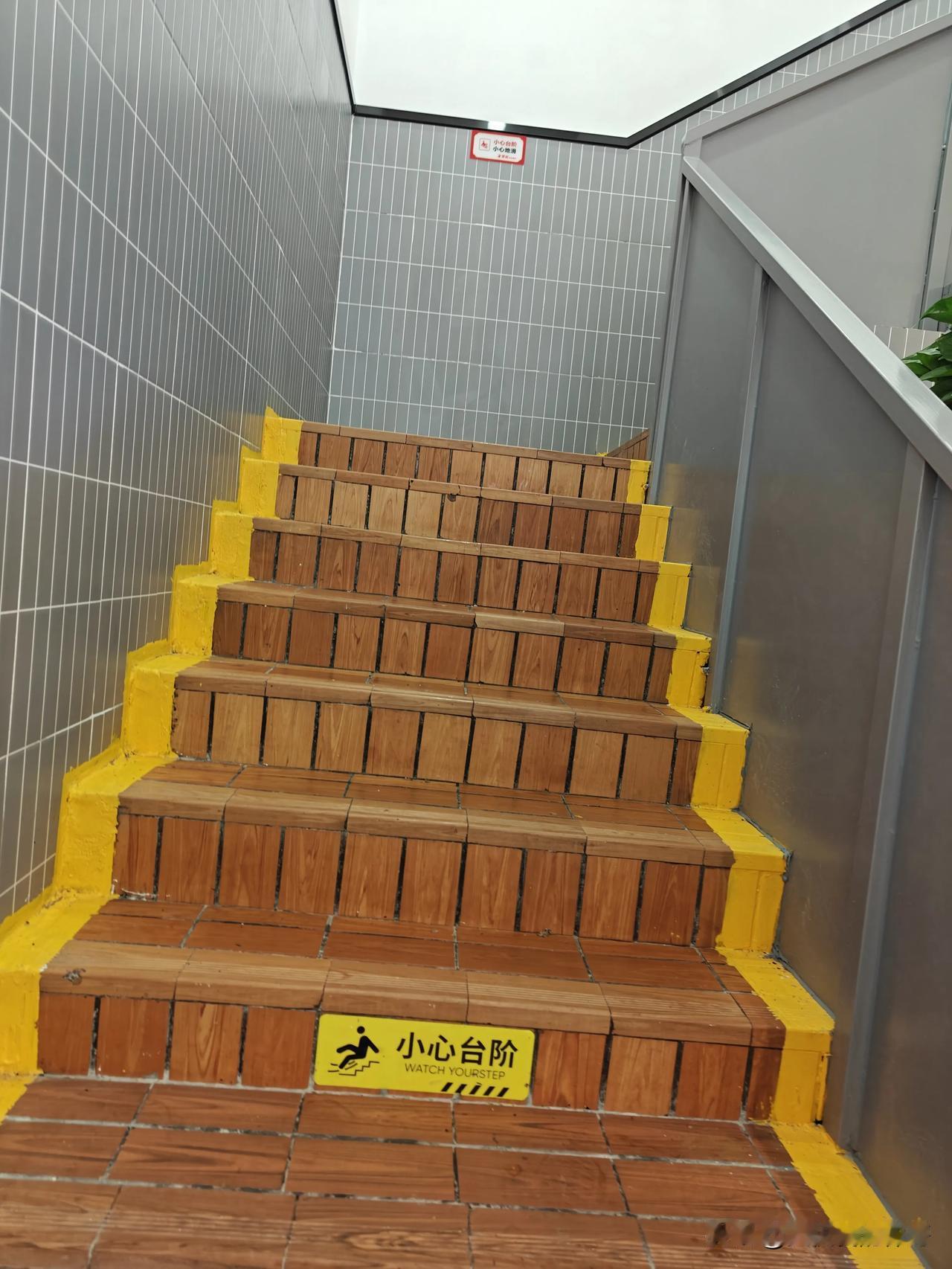 论实用还是这种砖好，但是它却被时代所抛弃了。以前的肯德基风格，后来很多开餐饮店