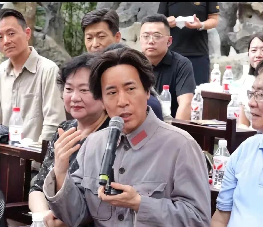 为了角色瘦成这样，真没看出来是演教员啊！这选角太符合于和伟的风格了，他演指定错
