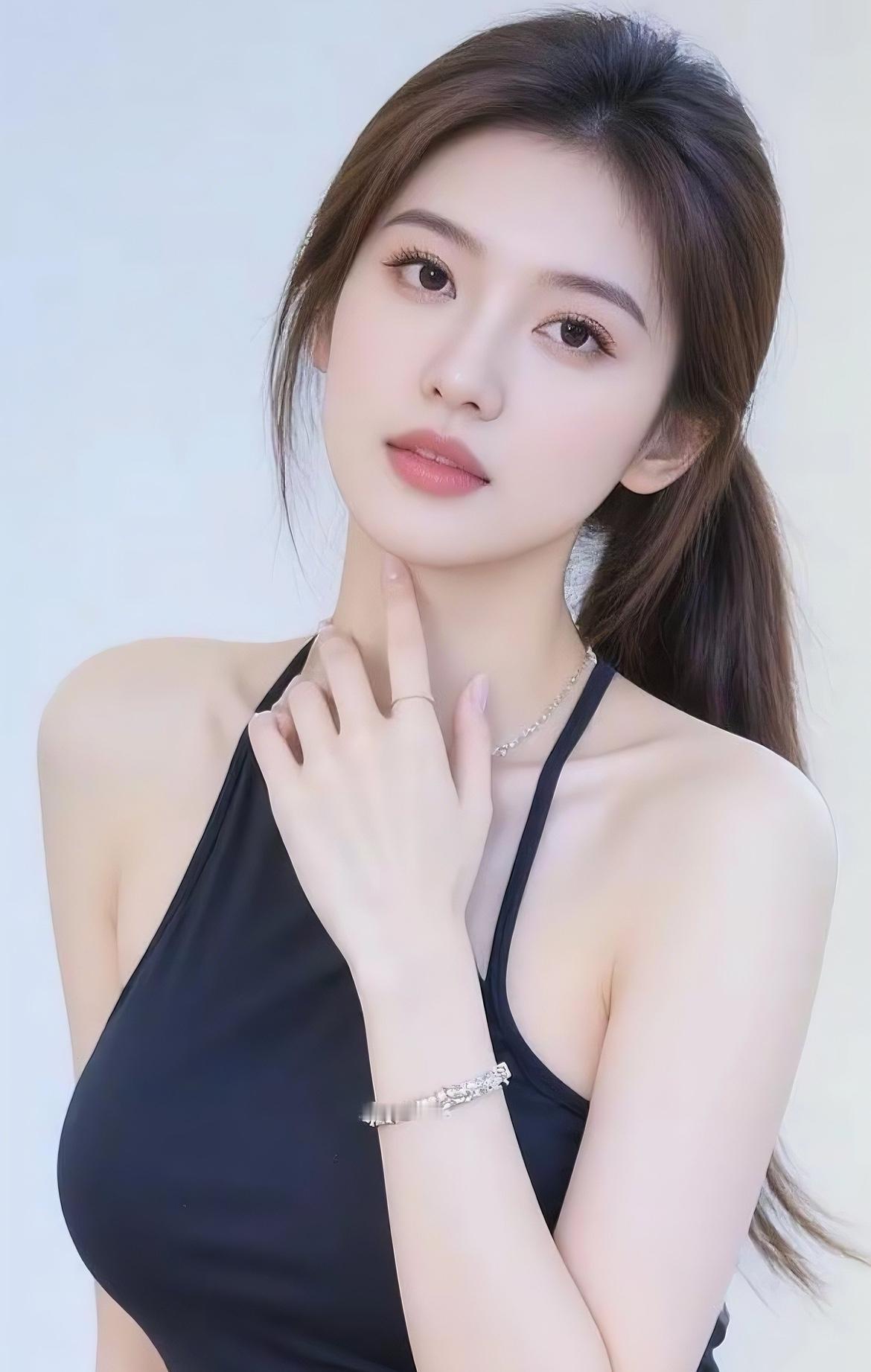 就知道你肯定喜欢那种皮肤比较白，长的还特别甜美的那种…这说的不就是我嘛…[捂脸