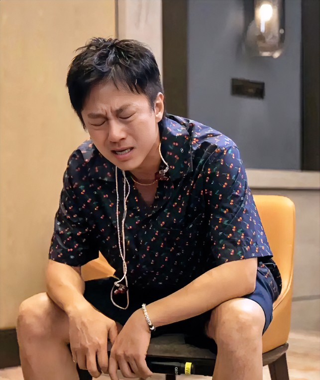 破案了，看了邓超的微博，我觉得关晓彤和鹿晗应该没分手，因为邓超说模棱两可的