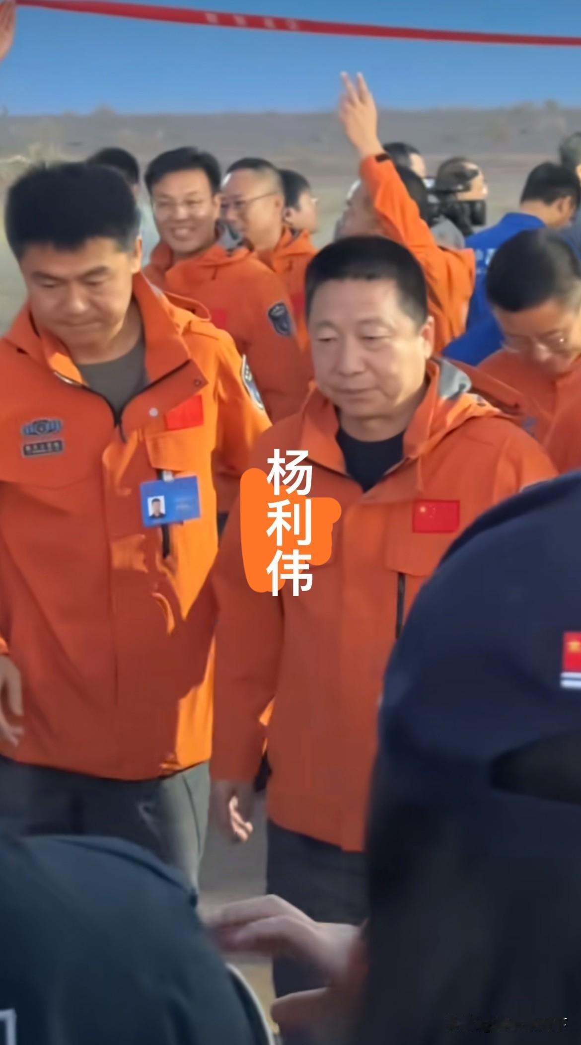 不是小鲜肉，不是大长腿？昨天，众人簇拥下，来了一个真正的明星。这位如假包