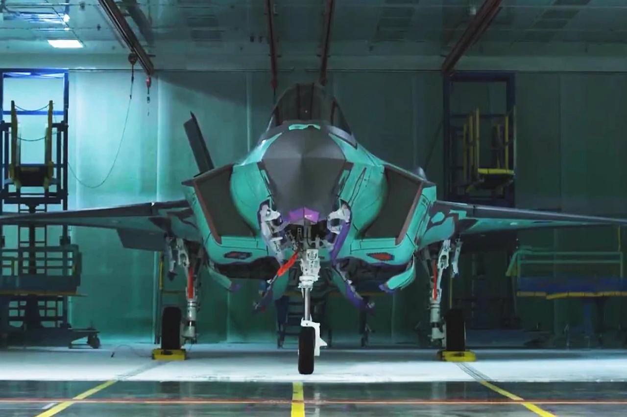 首架德国F-35A总装下线！9月正式亮相，五代机接棒冷战老将扛起核威慑。8月