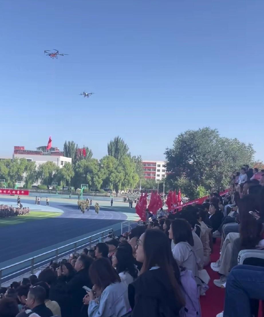 太壮观了！202年大同大学的新生开学典礼！这仪式感满满的尤如阅兵一样。这是招了