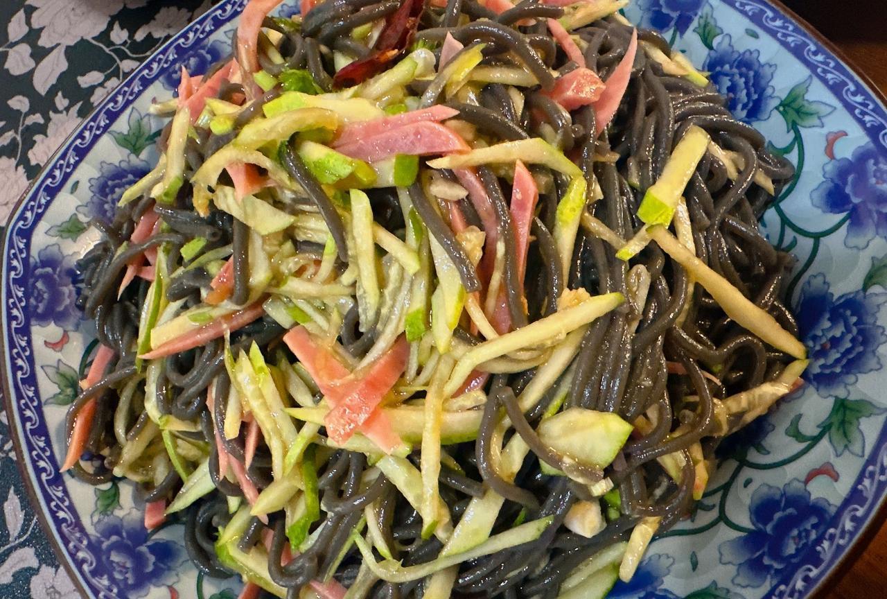 夏天做饭难死厨子。去超市也好市场也好瞅着那些土豆子，芸豆，茄子，黄瓜，洋柿子，