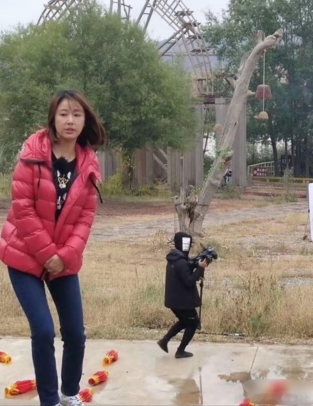 这是林心如？穿这件羽绒服就像村口的大姨。​​​