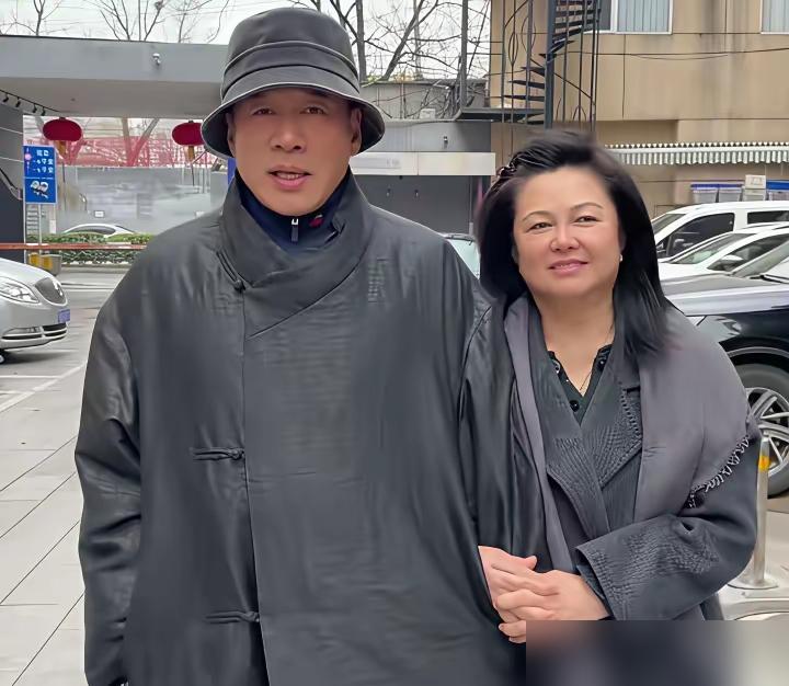 丁海峰1米9猛男儿子：20岁拒进演艺圈！上个月丁海峰晒出儿子照片，网友炸锅