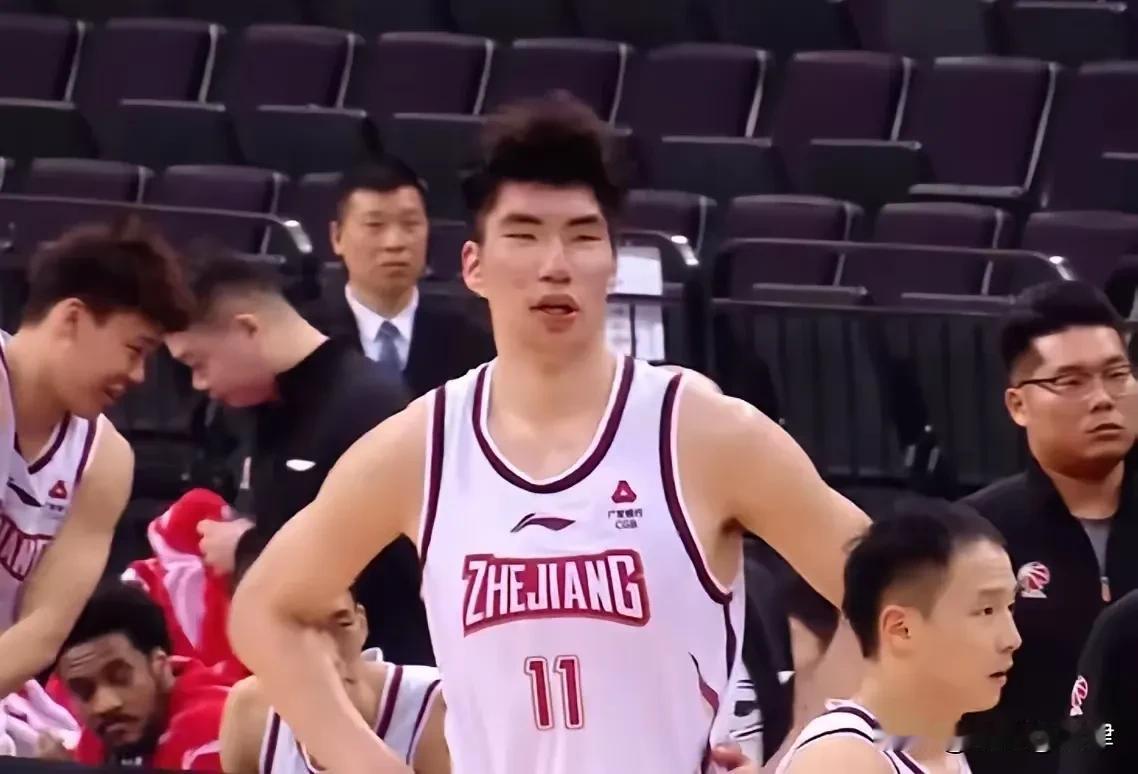 不忍直视！余嘉豪，除了身高，几乎集合了现代中锋的所有缺点：1.技术粗糙充其量