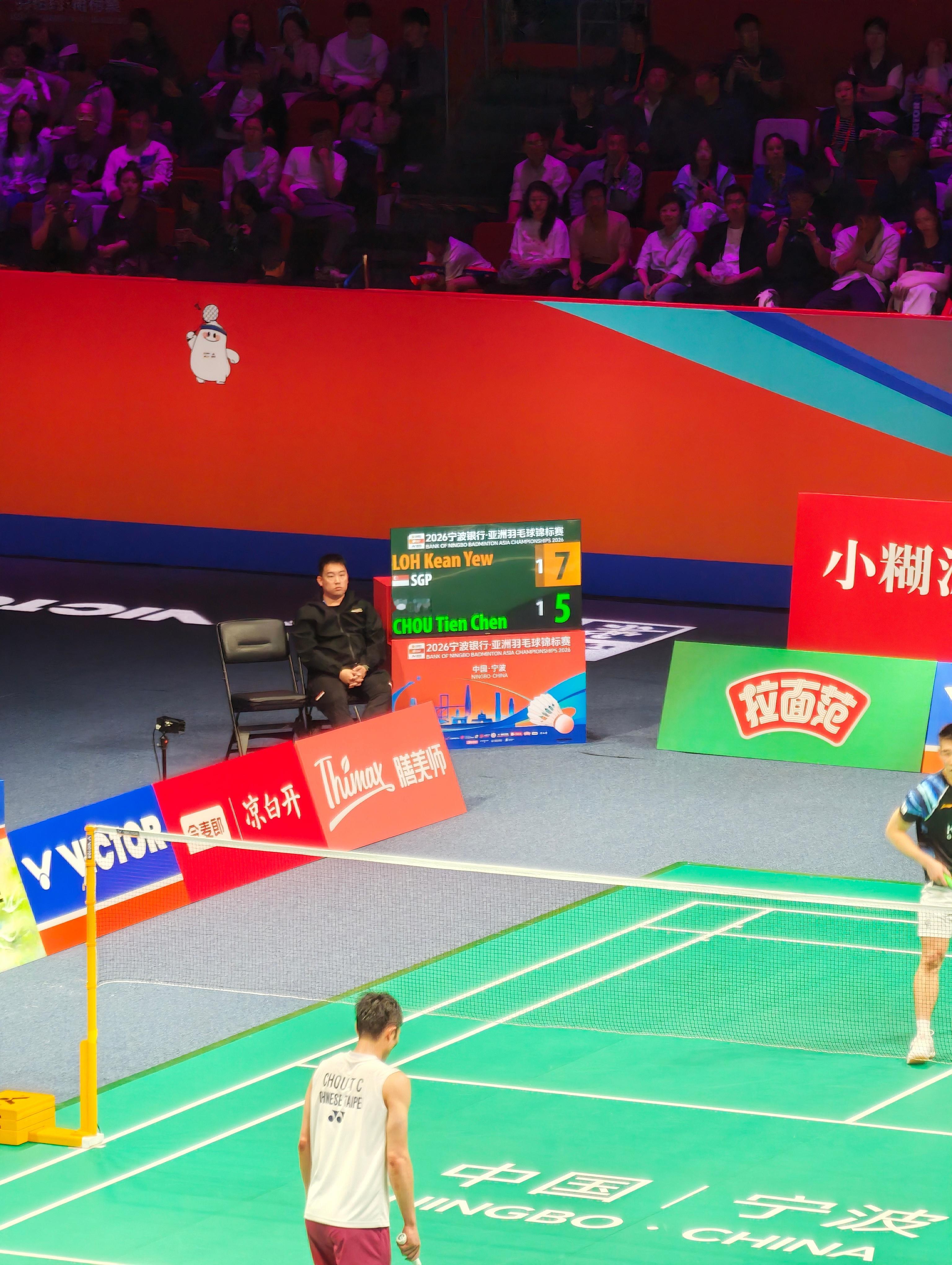现场的比分板一直显示7-5，坏半天了没人管亚羽争雄胜利在握2026年羽毛球亚锦赛