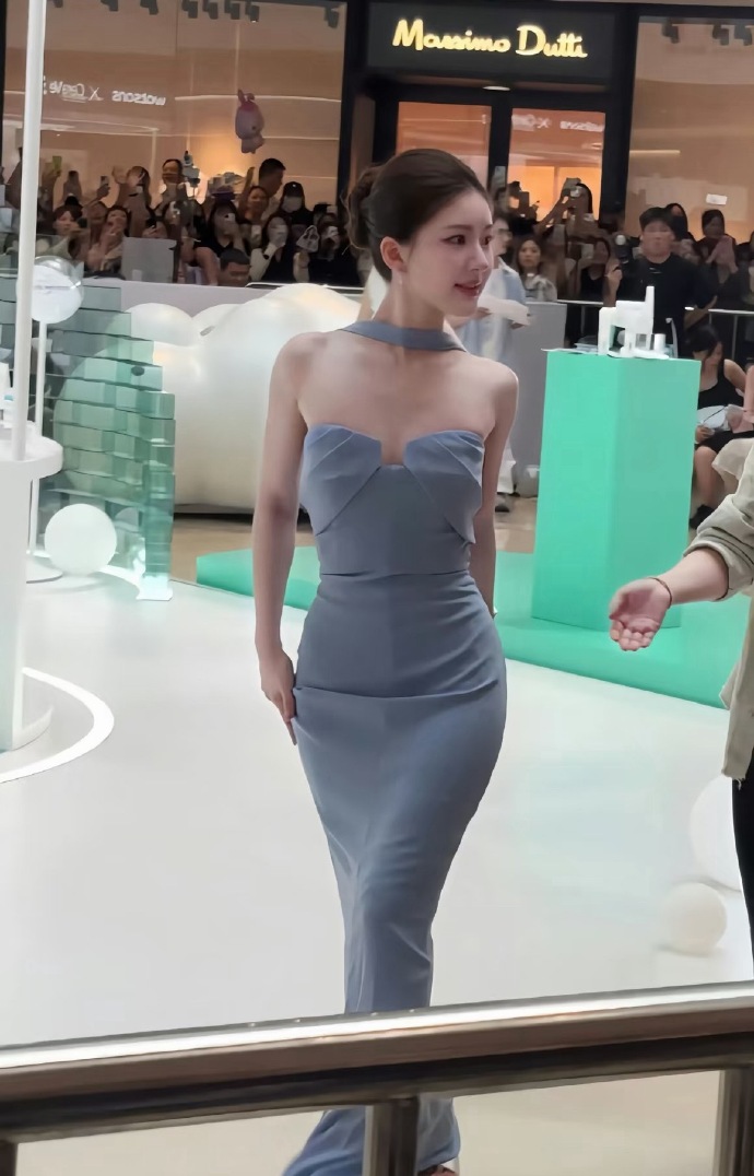 真美女根本不怕生图抓拍，路人镜头下的赵露思好美…​​​