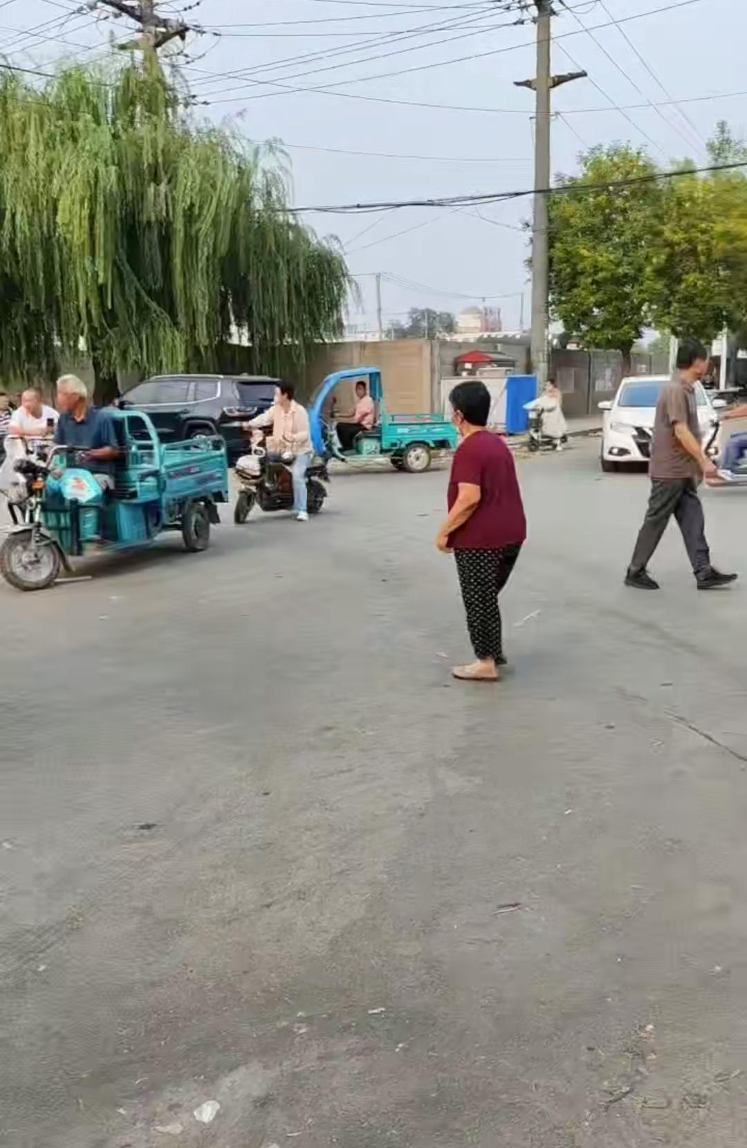 卖菜的大爷大妈一觉醒来，天塌了，没法赚钱了……今天周一，把孩子送到学校后，我