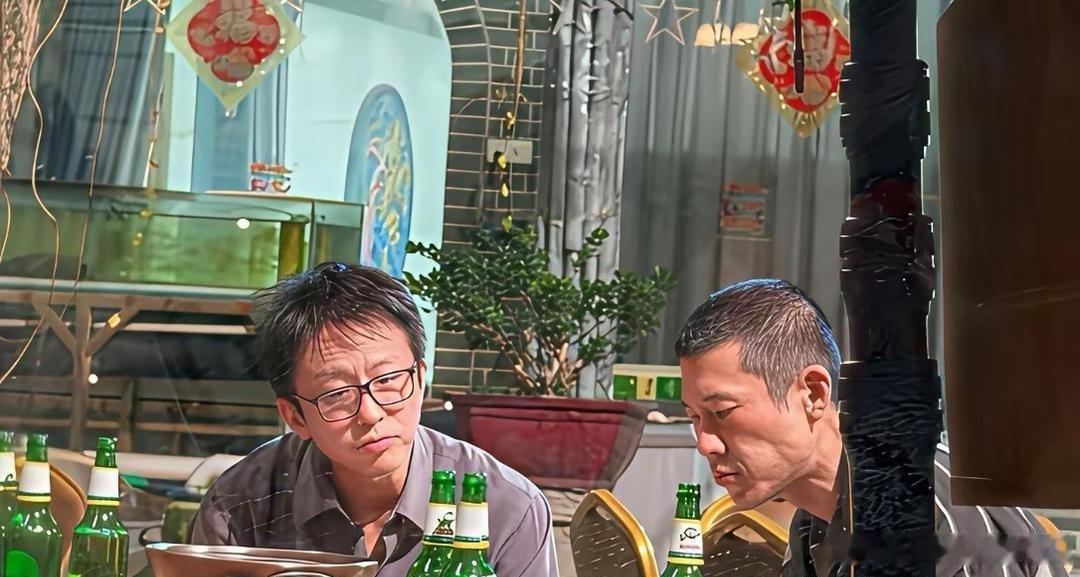 偶遇46岁的邓超与朋友吃饭，这才是中年男人的正常状态