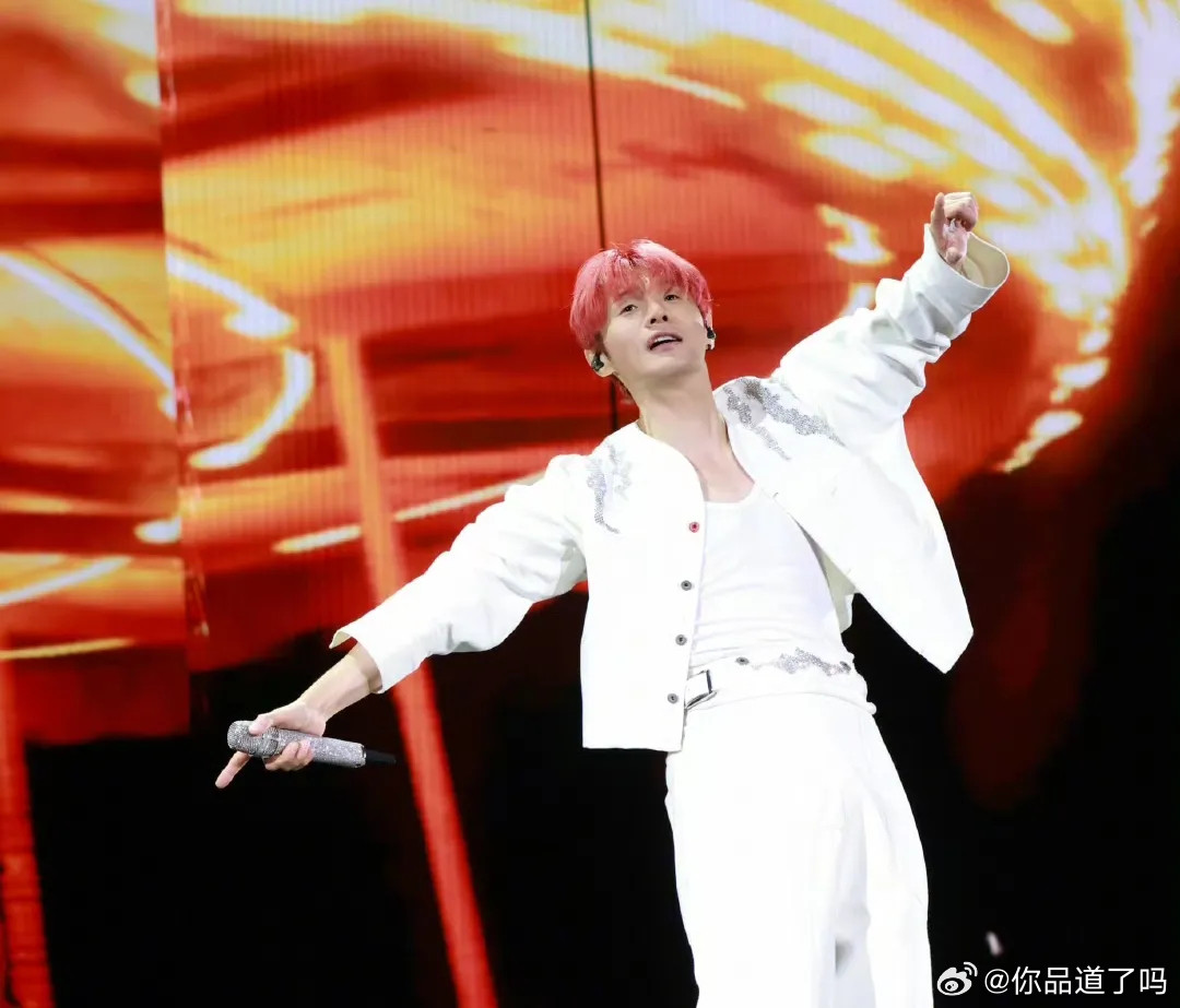 李荣浩的口才，与他早年的经历密不可分。他出身普通家庭，15岁辍学打工，音乐全靠自