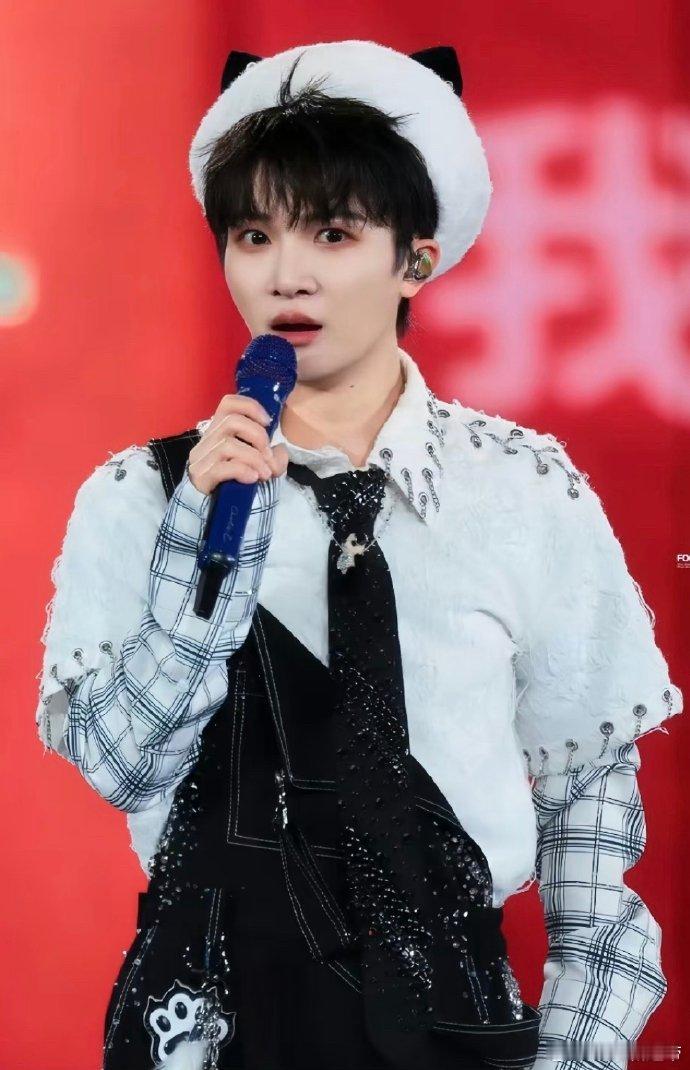 周深给工作人员带奶皮子糖葫芦暖心周深上线！逛集市不忘给工作人员带奶皮子糖葫芦，