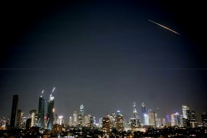 这下真打起来了？伊朗和真主党联手，对着以色列和美国基地一顿猛轰12号凌晨那会