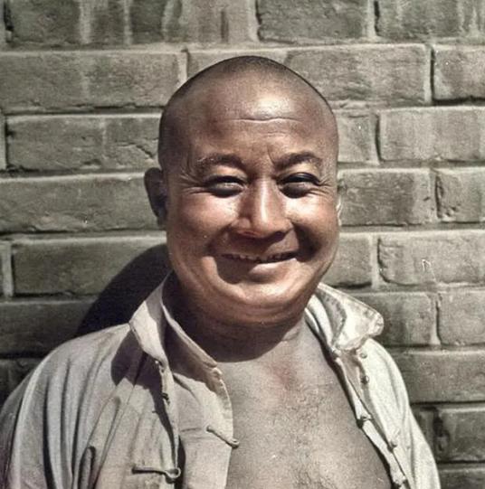 “他居然当了拉车夫！”1931年，北京城内一张拉黄包车的照片登上报纸，不承想照片