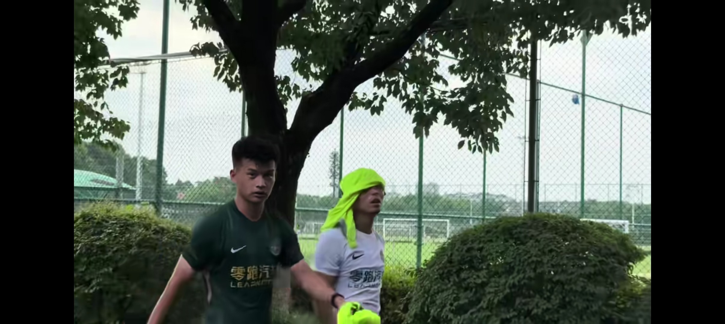你俩……
