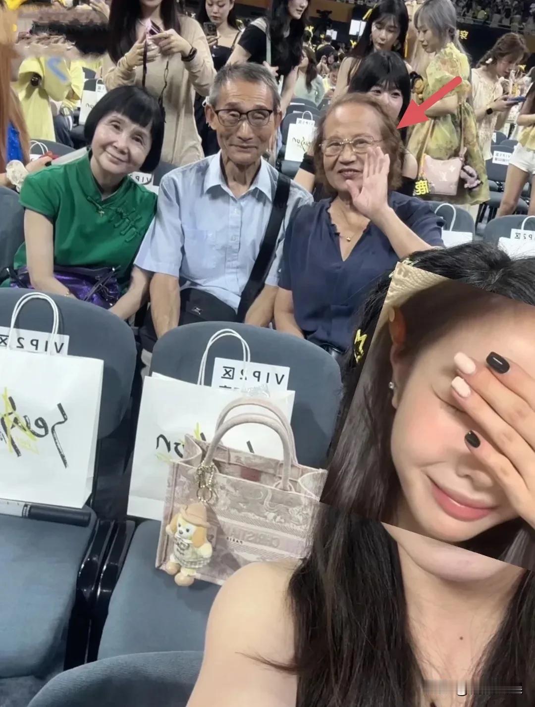 邓超这也长得太像妈妈了吧！鹿晗南昌演唱会，请了邓超当嘉宾，邓妈妈也来南昌捧场了