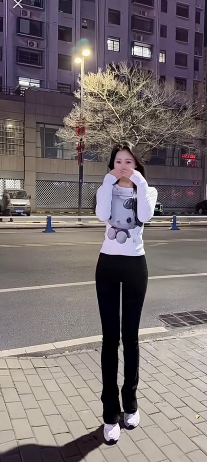 天南地北大拜年感情里最踏实的感觉，是你一回头，那个人就站在原地等你，不管你变成什