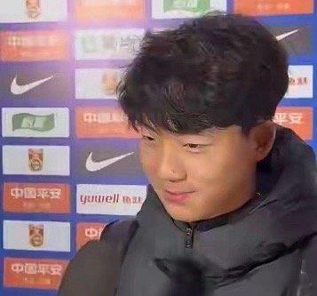 国少虽然4-0拿下了孟加拉，有谁注意到万项的位置，全场隐身？上半时，万项更多的出