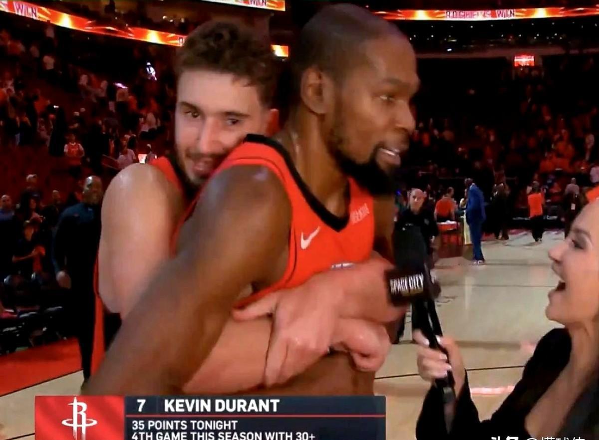 杜兰特也会摔，但火箭赢了。滑倒那一刻，全场心脏停拍，结果申京把球捞回来，硬是