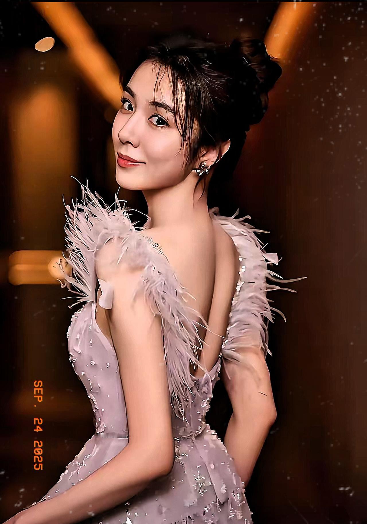 我妈一句话给我整清醒了：“男生碰到王晓晨这种女生，得躲远点！”一开始我还不服