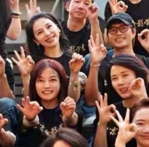陈坤晒的这张图里有赵薇，赵薇粉丝之前一直黑陈坤，我问了下为什么，赵薇粉丝说赵薇陈