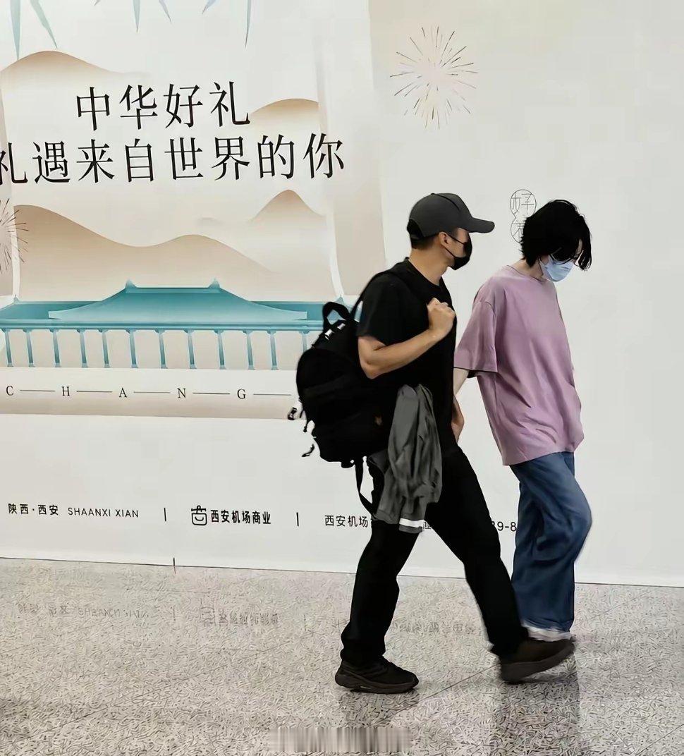 网友在西安机场偶遇王菲与谢霆锋，两人并肩走在一起，十指紧扣，状态自然又松弛，太甜
