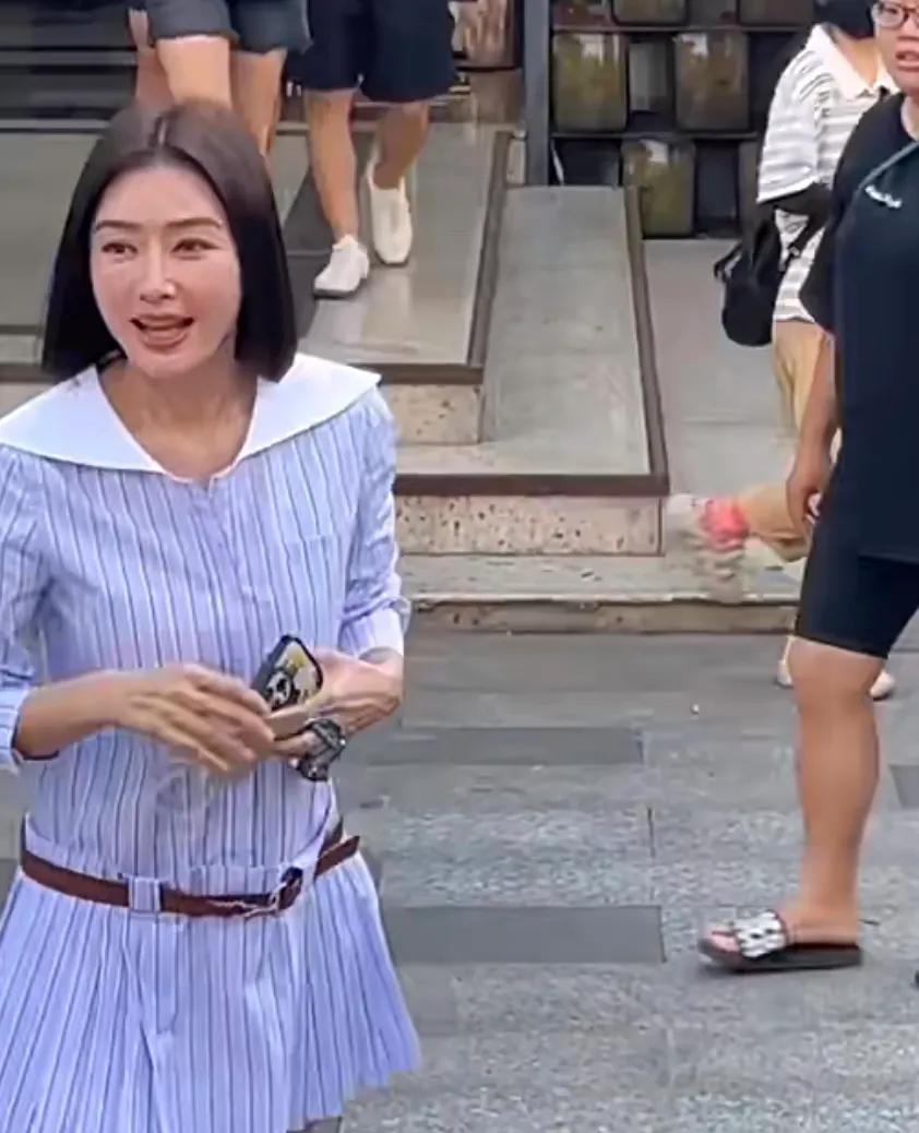 一度不敢信这是秦岚！路人生图直出无精修，原来离开美颜滤镜，女明星也和普通人一样有
