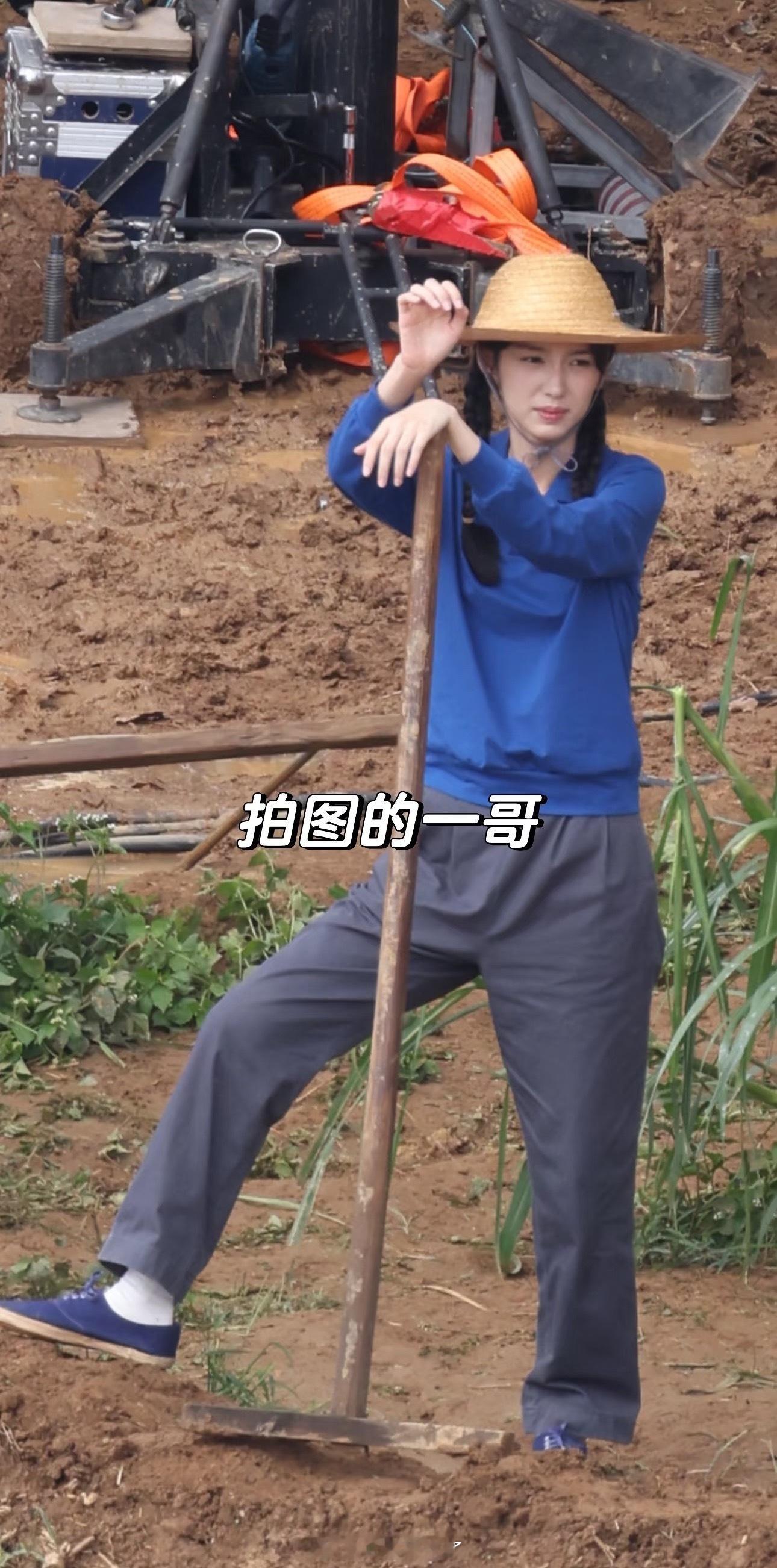 周也《红舞鞋》路透好豪迈的接地气姿势[大笑]​​​
