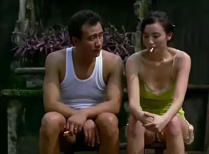 拍摄的间隙，两人坐在一起吸烟，女同志吸烟还是比较少见的。身为名人，其实也和普通
