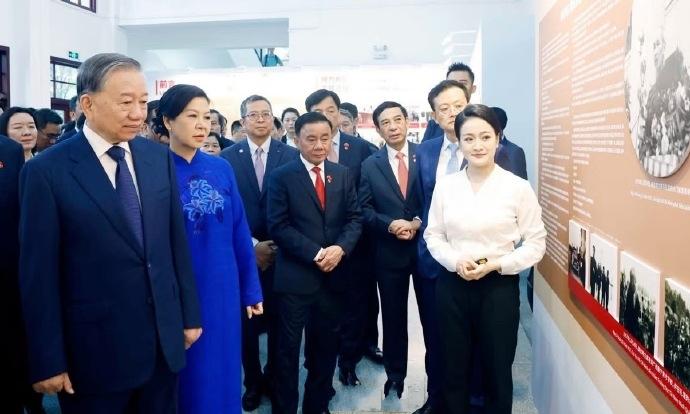 越南夫人吴芳璃现身广西大学和南宁育才学校！4月17日，是苏林和夫人访华的最后一