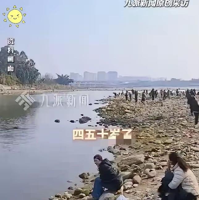 四川乐山，男子经常一丝不挂在江里游泳，一女子每天散步时都能看见。看了整整1个月后